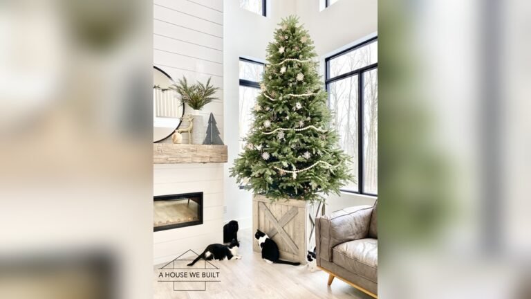 How to Decorate for Christmas With Cats